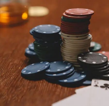 Khám phá cách chơi Xì tố cơ bản và chi tiết tại Casino online